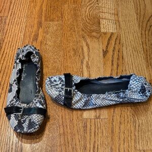 Penny Loves Kenny Woman’s Grey Snakeskin Flats Size 8.5